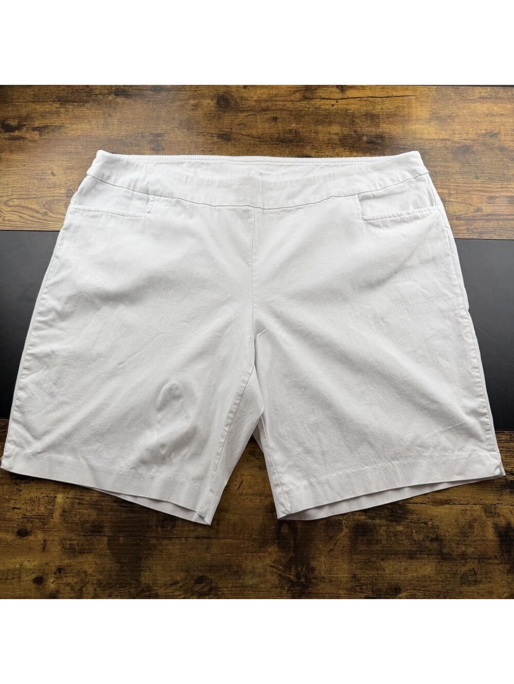 Terra & Sky Women’s Plus Size 2X White Pull On Bermuda Shorts 20W-22W